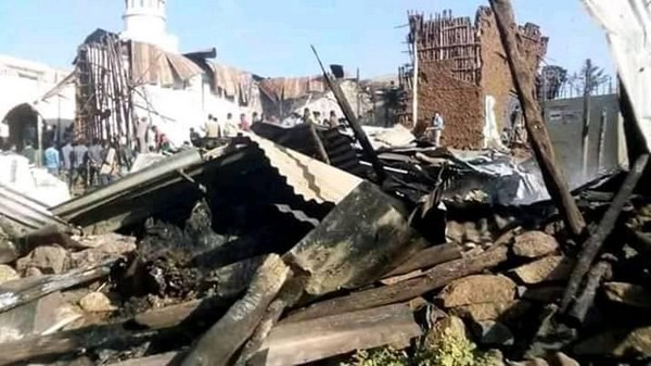 Quatre mosquées ont été la cible d'incendies criminels dans la ville de Mota, en Ethiopie. A l'image ici, les restes de l'une d'entre les lieux de culte attaquées. © N. Yusuf / Facebook