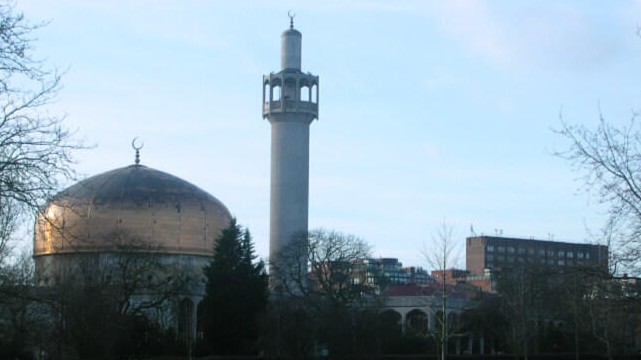 Le muezzin d’une mosquée de Londres poignardé en pleine prière