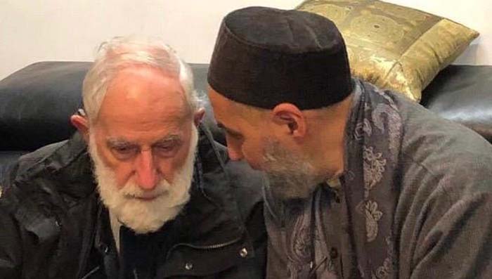 Le photographe Roland Michaud, ici en compagnie d'Abd el-Hafid Benchouk, est décédé le 25 mai 2020 à l'âge de 89 ans.