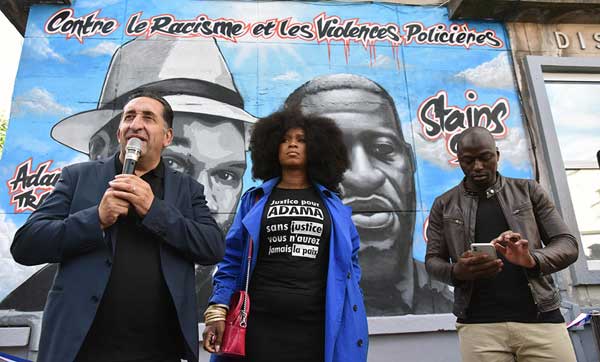 Le maire Azzedine Taïbi et Assa Traoré lors de l’inauguration de la fresque jeudi 18 juin. © Stains