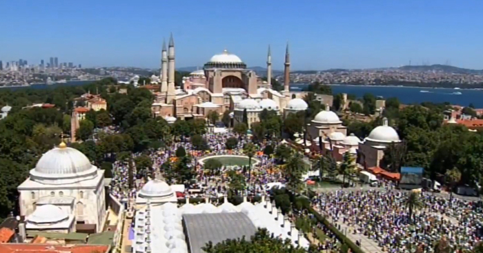 Turquie : une foule massive pour la première prière du vendredi à Sainte-Sophie depuis 1934 (vidéo)