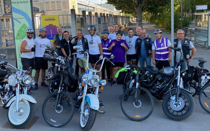 Après un aller-retour de 1 200 kilomètres au nom de la lutte contre la maltraitance infantile, les jeunes cyclistes, bénévoles associatifs, ont été accueillis par les bikers d'Ubaka à l'arrivée à Lyon le 21 août. © Ubaka