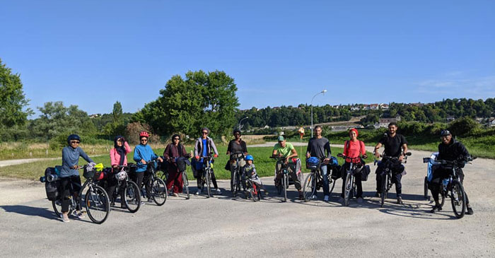 Sur les routes de France, la joyeuse troupe de Sakana a fait de belles rencontres en vue de sensibiliser les fidèles des mosquées à l'écologie. © Sakana