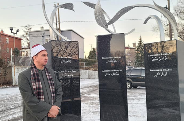 Un mémorial rendant hommage aux victimes de l'attentat contre la mosquée de Québec en janvier 2017 a été inauguré le 1er décembre. Ici en présence de l'imam du Centre culturel islamique de Québec (CCIQ). © Facebook / CCIQ
