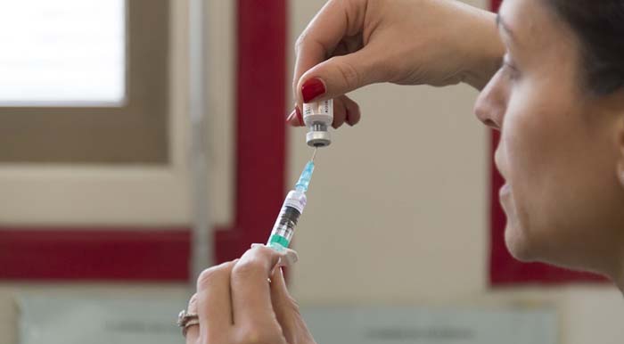 Vaccin contre la Covid-19 : face à l'offensive des antivax, le gouvernement mis au défi de la transparence