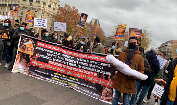 Une manifestation a été organisée à Paris en décembre 2020 pour protester contre l'incinération forcée des personnes contaminées par le Covid-19. © Ali Zahir Moulana / Twitter
