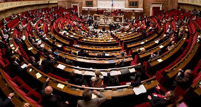Le projet de loi séparatisme adopté à l'Assemblée nationale, une surenchère de la droite au Sénat annoncée