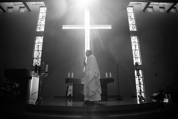 Abus sexuels dans l'Eglise catholique : au moins 10 000 victimes en 70 ans en France