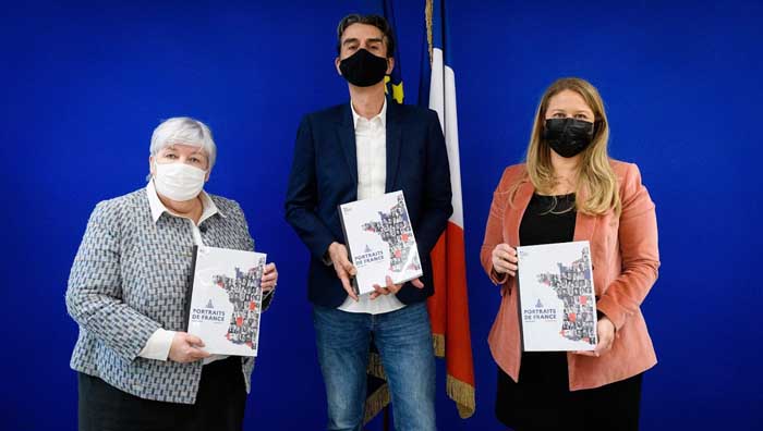Le comité chargé de sélectionner les noms de personnalités pour baptiser des rues et des bâtiments publics, présidé par Pascal Blanchard (au centre), a remis son rapport à la ministre de la Cohésion des Territoires, Jacqueline Gourault, et sa ministre déléguée chargée de la Ville Nadia Hai. © Twitter / Nadia Hai