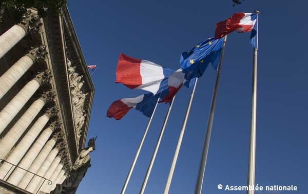 Pourquoi la France n'interdira pas le voile aux mères lors des sorties scolaires ni les signes religieux aux mineurs