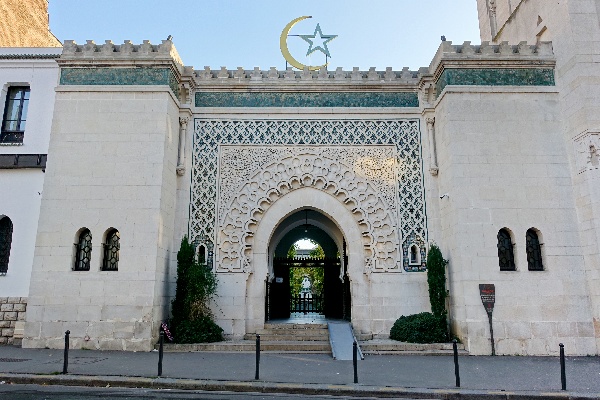 Mila reçue par la Grande Mosquée de Paris avec un Coran pour cadeau