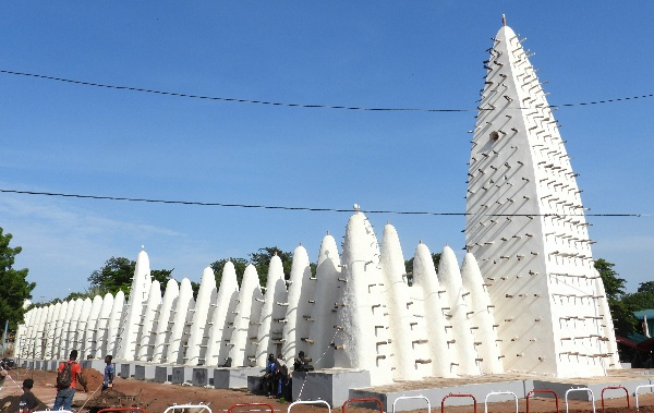 La Grande Mosquée de Dioulassoba, ici avant l'effondrement de son minaret en août 2021, a été réhabilitée par les autorités du Burkina Faso en 2019.