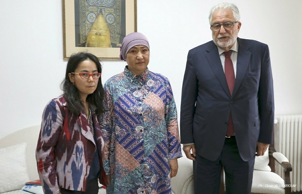 Le recteur de la Grande Mosquée de Paris, Chems-Eddine Hafiz, aux côtés de Dilnur Reyhan, présidente de l'Institut Ouïghour d'Europe, et de Gülbahar Jalilova, une survivante d'un camp chinois (au centre).
