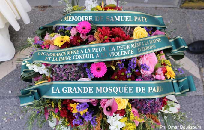 Une gerbe en hommage à la mémoire de Samuel Paty a été déposée, vendredi 15 octobre, par les responsables et les imams de la Grande Mosquée de Paris à Conflans-Sainte-Honorine (Yvelines). © Omar Boulkroum / Grande Mosquée de Paris