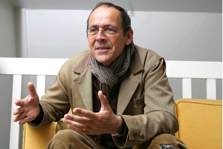 Pour Bernard Stiegler, auteur de « Pharmacologie du Front national  », « les effets toxiques du néoconservatisme consumériste génèrent une anxiété globale, de l’extrême droite à l’extrême gauche en passant par le centre ».