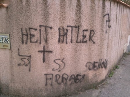 Tags racistes sur les murs du domicile du président de l'Observatoire contre l'Islamophobie, découverts en octobre 2013.