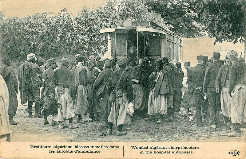 Tirailleurs algériens blessés pendant la Première Guerre mondiale et évacués par des autobus parisiens transformés en ambulances militaires.