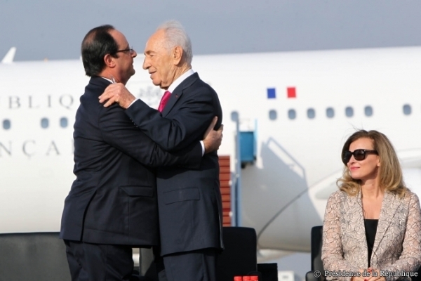 François Hollande aux bras du président israélien Shimon Pérès lors de son arrivée le 17 novembre en Israël en compagnie de Valérie Trierweiler.