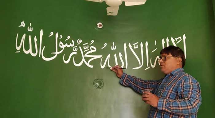 Sur les 30 dernières années, plus de 200 mosquées indiennes ont été décorées avec des calligraphies de versets coraniques dessinées à la main par un homme de confession hindoue. © Anil Kumar Chowhan