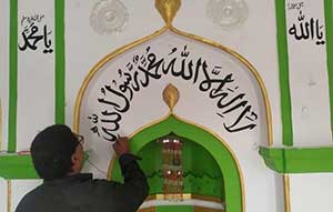 En Inde, plus de 200 mosquées décorées avec des versets du Coran par un calligraphe hindou