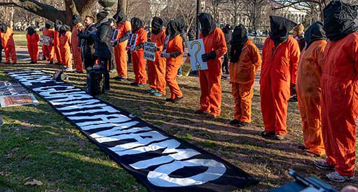 Vingt ans après l'ouverture de la prison de Guantanamo, les ONG réclament la fermeture du centre de détention auprès de Joe Biden. © CC BY-NC-ND 2.0/Victoria Pickering