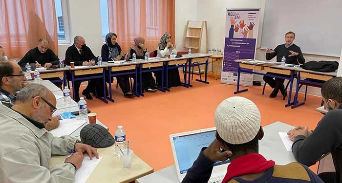 Lancé à la rentrée 2020, le programme Relien, ici présenté par Francis Messner fin octobre 2021 à la Grande Mosquée de Strasbourg, est une offre de formation au dialogue interreligieux et interculturel destinée aux entreprises. © Relien