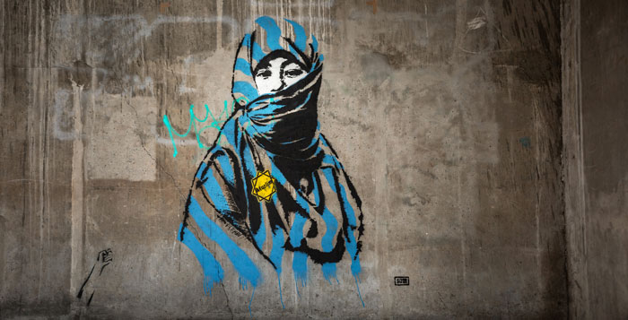 A Grenoble, la fresque représentant une femme musulmane portant le voile avec une étoile jaune sur laquelle est inscrit « Muslim » fait débat. © Goin - Andrea Berlese