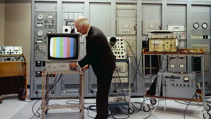 Test couleur pour la télévision à la station de transmission du Mont Kaukau, Nouvelle Zélande„ Février 1970, photographie, Archives New Zealand. CC BY 2.0/Wikimedia