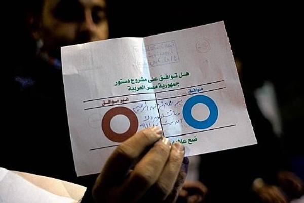 Egypte : la Constitution soumise au vote, sa légitimité contestée