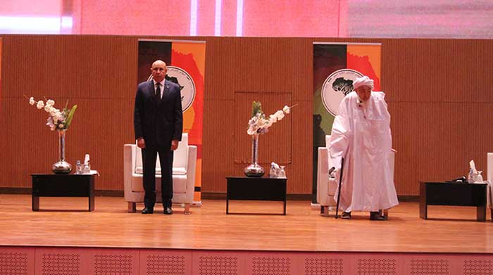 Le deuxième sommet de Nouakchott a réuni du 8 au 10 février chefs d’Etat et savants musulmans autour de la lutte contre l’extrémisme. Ici, le président mauritanien Mohammed Ould Ghazouani aux côtés du cheikh Abdallah Bin Bayyah, président du Forum d’Abu Dhabi pour la paix. © Conférence africaine pour la paix