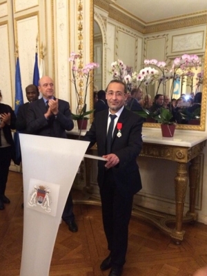 Tareq Oubrou avec son insigne de la légion d'honneur et Alain Juppé © Infos Bordeaux.