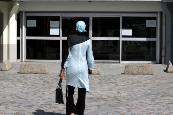 15 mars 2004 :  une loi pseudo-républicaine, anti-féministe et islamophobe