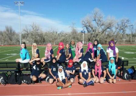 Toutes en hijab sur le terrain de foot
