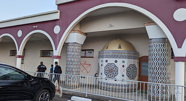 Des tags ont été découverts sur la façade de la mosquée d’Agen dimanche 8 mai. © Twitter/ Mohamed Nayma