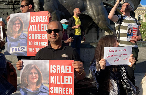 Un hommage à la journaliste palestinienne Shireen Al Abu Akleh a été fait mercredi 11 mai à Paris après son décès brutal en Cisjordanie. © Anne Paq/Twitter