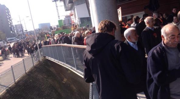 Des centaines de personnes se sont rendues, mardi 25 mars, au poste de police de Nimègue afin de porter plainte contre Geert Wilders. © Antoin Peeters/RTL Nieuws