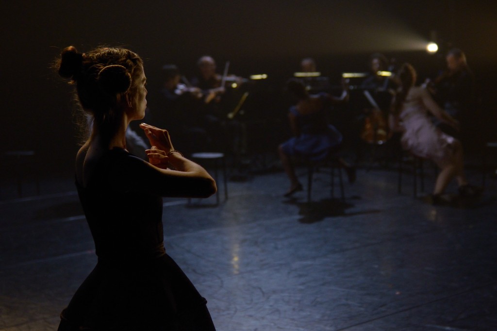 « Bal.exe – Bal mécanique sur musique de chambre », pièce chorégraphique d'Anne Nguyên pour 8 danseurs, musique interprétée par les musiciens de l'Orchestre régional de Basse-Normandie. (Photo : Claude Boisnard)