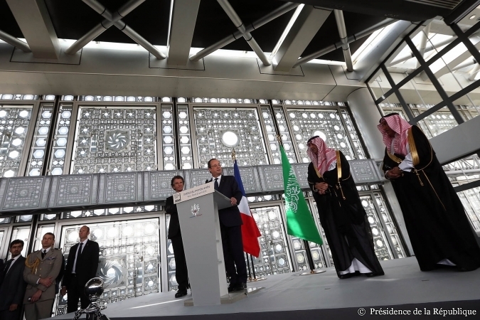 Le 22 avril, François Hollande a inauguré l’exposition « Hajj, le pèlerinage à La Mecque », marquant ainsi son soutien aux nouvelles ambitions de l’IMA. «  500 000 personnes visitent chaque année l’Institut du monde arabe. C’est considérable, c’est impressionnant et en même temps ce n’est pas surprenant car depuis des siècles la circulation des biens, des idées et des personnes a lié nos destins, les destins de la France et du monde arabe », a-t-il déclaré lors de son allocution.