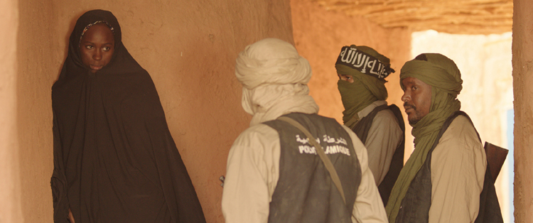 Huit ans après « Bamako » qui dénonçait les dégâts de la Banque mondiale et du FMI en Afrique, le réalisateur Abderrahmane Sissako s'attaque aux djihadistes venus imposer leurs lois iniques, selon une lecture dévoyée de l'islam, sur les terres du Mali, avec le film « Timbuktu », présenté en compétition au 67e Festival de Cannes.