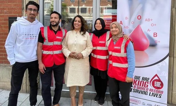 Naz Shah, députée de Bradford West, en compagnie de bénévoles d'associations musulmanes engagées dans les dons du sang. © Who is Hussain/NHS Blood and Transplant