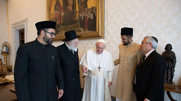 Des représentants des communautés juives et musulmanes d'Argentine ont rencontré le pape, lui-même argentin, le 5 septembre 2022 au Vatican. © Communauté des musulmans Ahmadiyya d’Argentine
