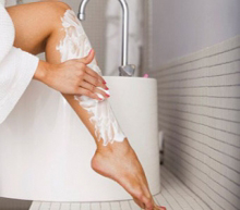Pratique, la crème dépilatoire laisse la peau nette pour environ une semaine.