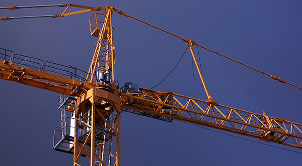 À Rennes, une banderole islamophobe décrochée du haut d’une grue (vidéo)