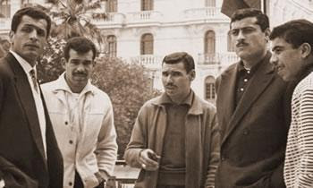 De g. à dr. : les footballeurs algériens Mustapha Zitouni, Kadour Bekhloufi, Abdelaziz Ben Tifour, Abderrahmane Boubekeur et Amar Rouaï.