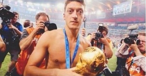 Mesut Ozil, vainqueur de la Coupe du monde 2014 avec l'Allemagne.