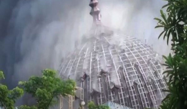 En Indonésie, l’impressionnant effondrement d’un dôme d’une grande mosquée de la capitale (vidéo)