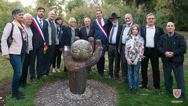 A Rixheim, le Jardin de la Fraternité est ouvert au public depuis 2018, date de son inauguration avec le maire et les représentants religieux locaux ici à l’image. © Ville de Rixheim