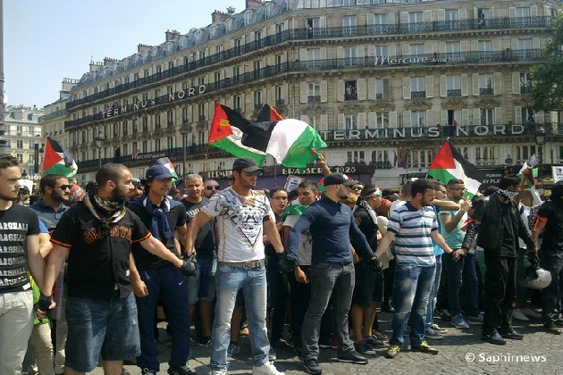 Des milliers de manifestants ont bravé l'interdiction de manifester pour Gaza, samedi 19 juillet à Paris. Ici, une manif à Gare du Nord.