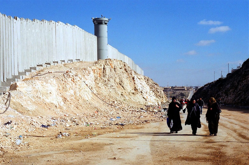 Depuis 2004, la Cour internationale de justice (CIJ) demande à « Israël de cesser la construction du mur, de démolir les parties déjà construites, et de mettre un terme aux restrictions sévères à la liberté de mouvement des Palestiniens », lui rappelant qu'il doit « mettre fin à une occupation entamée en 1967 et laisser la place à un État palestinien indépendant, souverain, viable et prospère, vivant côte à côte et en paix avec Israël dans des frontières sûres et reconnues ».