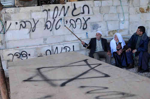 Janvier 2013, graffiti en hébreu, sur le mur de la mosquée d'un village près de Naplouse : "Prix à payer", "Un bon Arabe est un Arabe mort" et "Vengeance d'Yitzhar" (colonie sioniste au sud de Naplouse). (Photo : Issam Rimawi/Flash90)